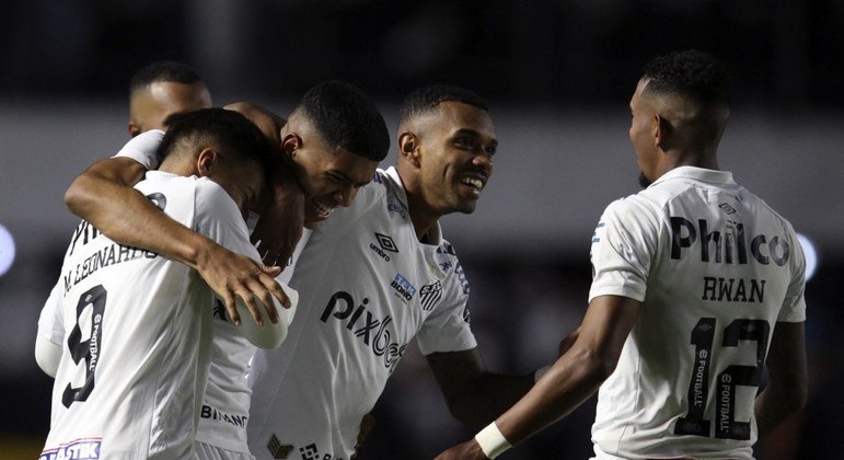 Jogadores do Santos comemoram gol que deixa time na liderança do grupo C da Sul-Americana