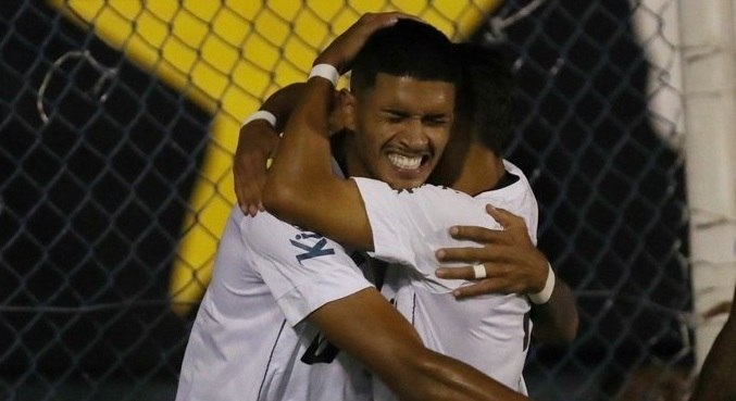 Lucas Barbosa comemora um de seus dois gols na semifinal da Copinha
