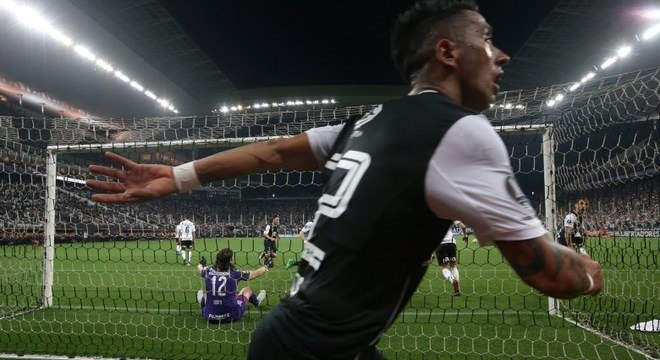 Lucas Barrios festejou muito seu gol que garantiu o Colo Colo nas quartas