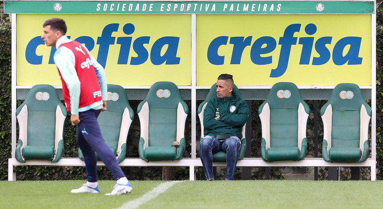 Lucas Barrios fez estágio durante a semana no Palmeiras com o técnico Abel Ferreira