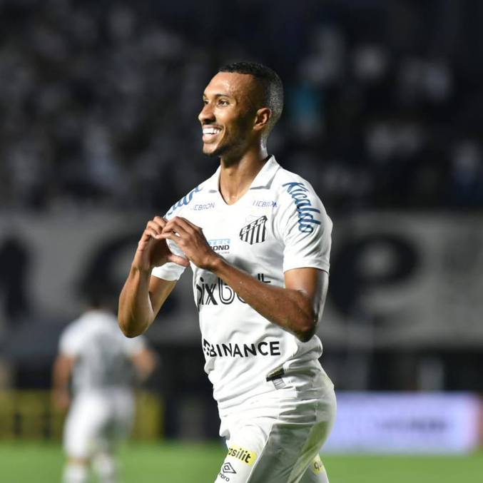 Lucas  Braga festeja seu gol na Vila Belmiro neste domingo: festa com a torcida
