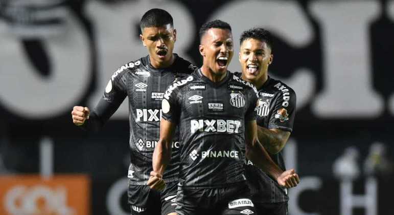Lucas Braga vibra ao marcar o primeiro de seus dois gols no jogo disputado na Vila Belmiro