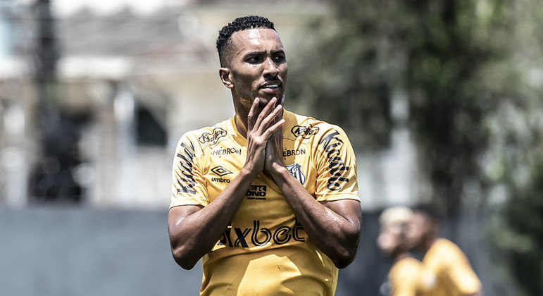 Lucas Braga vai continuar no Santos