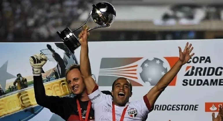 Lucas Moura ergue a taça da Copa Sul-Americana 2012