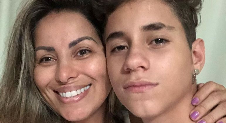 Walkyria Santos e seu filho, Lucas, que foi vítima de 'comentários maldosos' na web