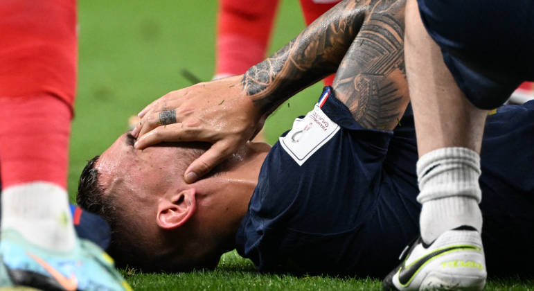 Lucas Hernández chora em campo ao machucar o joelho na estreia da França na Copa contra a Austrália