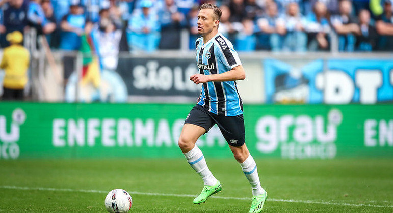 Lucas LeivaEm março, por problemas cardíacos, o então jogador do Grêmio precisou deixar o futebol. Emocionado, ele fez o anúncio à imprensa, depois de ter ficado mais de três meses afastado do clube para cuidar da saúde. 