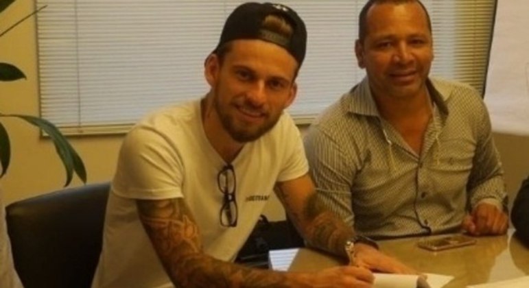 Lucas Lima e o pai de Neymar. Palmeiras apostou que jogador seria comprado pela Europa