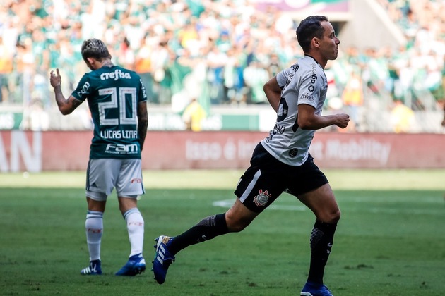 Perda de pênalti marcante: Ainda no início de sua trajetória no Palmeiras, Lucas Lima perdeu um dos pênaltis decisivos na final do Campeonato Paulista de 2018, em que o Corinthians foi campeão e levou a taça em pleno Allianz Parque. A atuação discreta e o tento desperdiçado foram o estopim para o início das críticas da torcida ao jogador