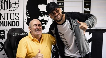 Lucas Lima e Rueda assinando contrato