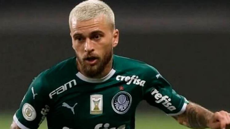 Lucas Lima, que vinha sendo adorado pela torcida do Santos, saiu do Alvinegro e foi para o Palmeiras, clube que estava com a rivalidade em alta por conta de várias decisões da época, como Copa do Brasil e Paulistão.