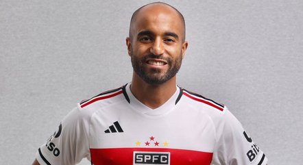 Lucas Moura em foto com a camisa do São Paulo