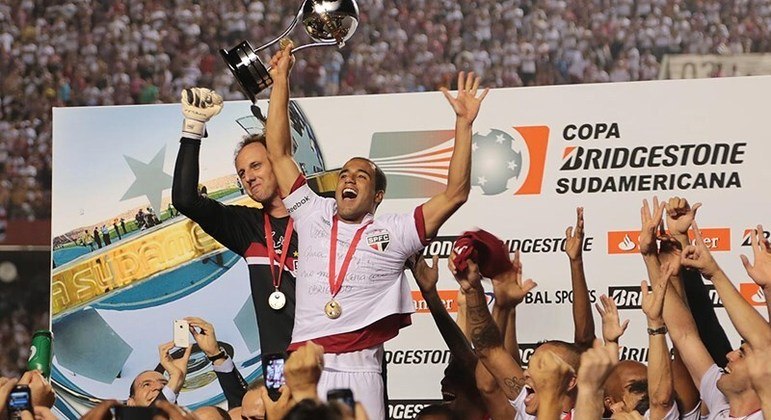 Lucas Moura comemora com Rogério Ceni o último título internacional do São Paulo. A Sul-Americana de 2012