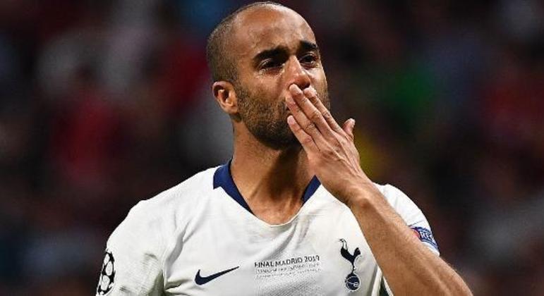 Lucas Moura chora ao se despedir do Tottenham. Seu salário é inviável para o São Paulo. Mais de R$ 3 milhões