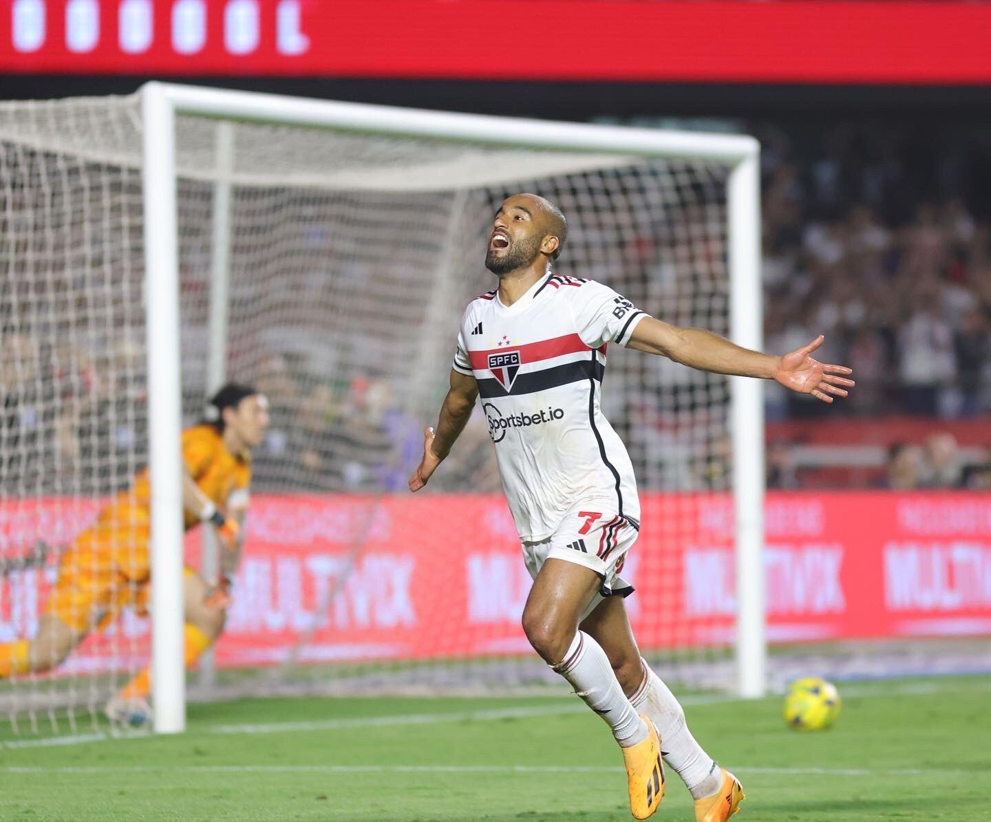 Lucas Moura comemora seu gol, decisivo, para levar o São Paulo à final da Copa do Brasil
