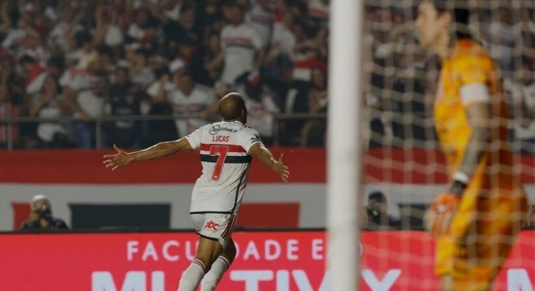 Lucas Moura comemora gol contra o Corinthians; foi seu 2º gol em três jogos