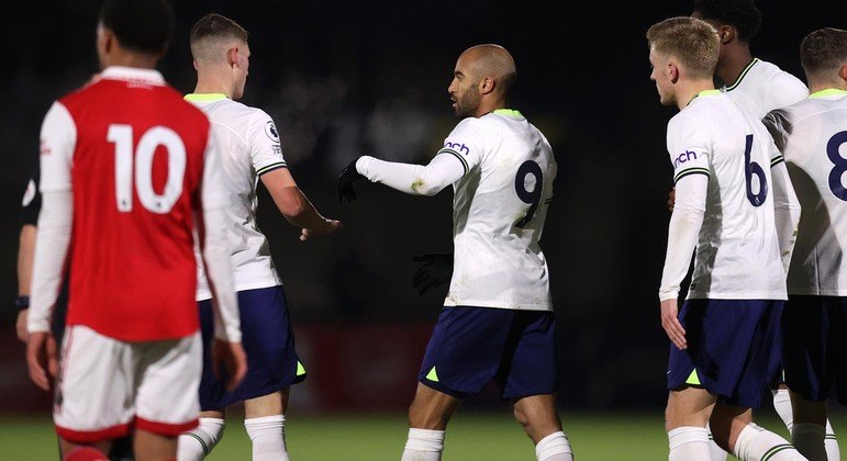 Lucas Moura jogando no sub-21 do Tottenham. Estava na reserva dos reservas