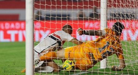 Lucas Moura marcou o segundo gol do São Paulo contra o Corinthians