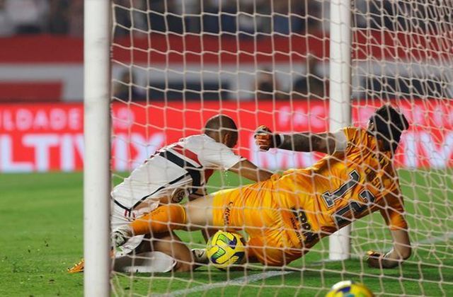 Lucas Moura entrou com bola e tudo para marcar o segundo gol do São Paulo contra o Corinthians