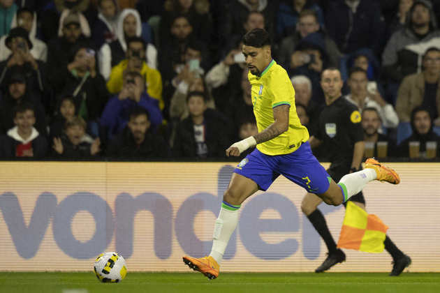 Lucas Paquetá - deve ser o quinto elemento do ataque brasileiro, saindo do meio e se juntando ao quarteto de atacantes, posicionado pelo centro, junto de Neymar.