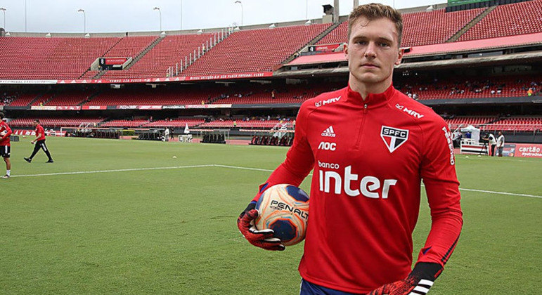 Lucas Perri goleiro reserva de Volpi. Não agradou nas chances que teve