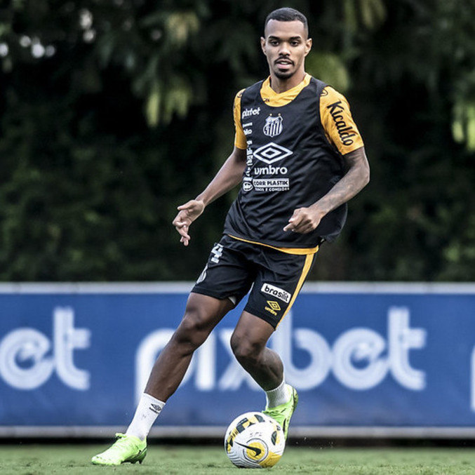 Lucas Pires em treino no CT Rei Pelé: atividade normal após lesão