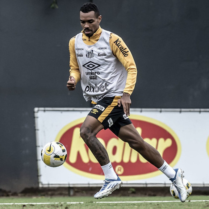 Lucas Pires em treino com bola no CT Rei Pelé: pronto para ser acionado 