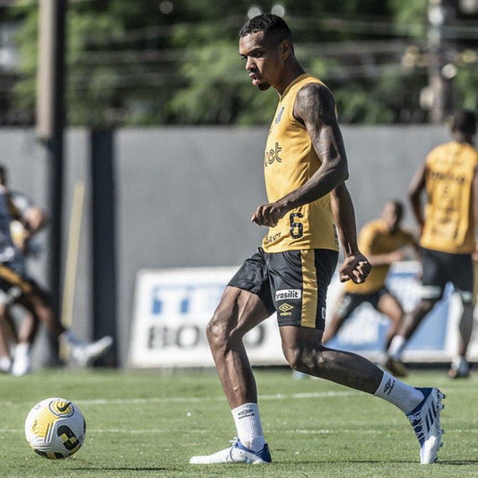 Santista Lucas Pires em treino recente realizado no CT Rei Pelé