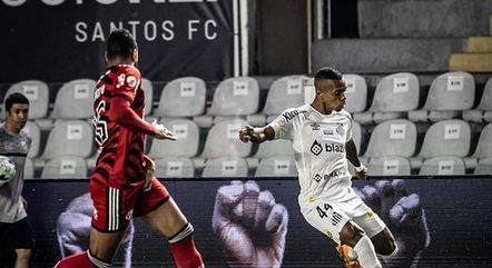 Lucas Pires em ação pelo Santos contra o Flamengo