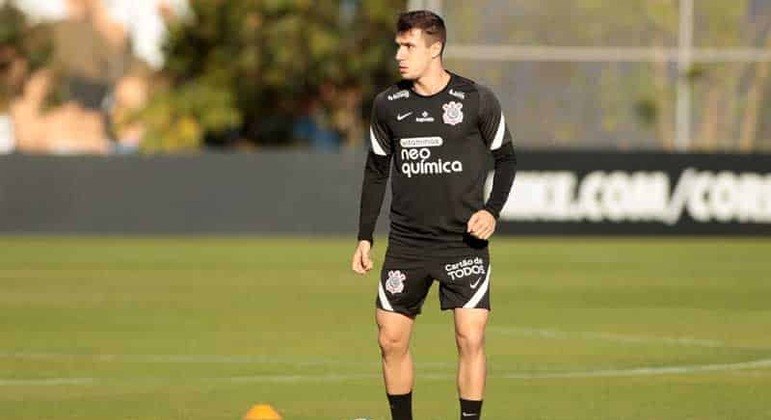 Lateral-esquerdo Lucas Piton em treino pelo Corinthians