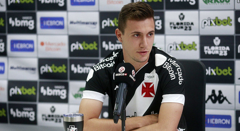 Lucas Piton assinou pelo Vasco por quatro temporadas