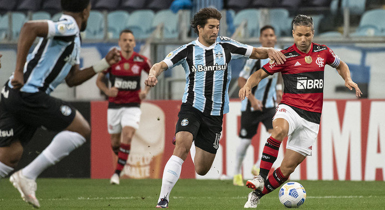 Flamengo abriu vantagem contra o Grêmio, mas cedeu empate em segundo tempo maluco