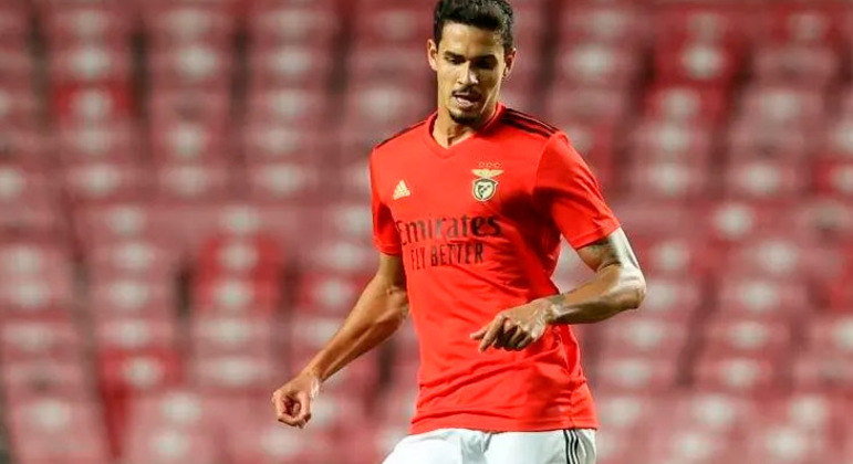 LUCAS VERÍSSIMO - Em boa fase no Benfica, o zagueiro chegou a ser convocado para as Eliminatórias da Copa do Mundo. Contudo, foi cortado devido a uma lesão na coxa direita. Pode retornar e acirrar a disputa com nomes como Eder Militão, Diego Carlos, Felipe e Léo Ortiz.