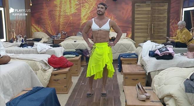 As peoas fizeram uma superprodução e vestiram Lucas Viana de mulher