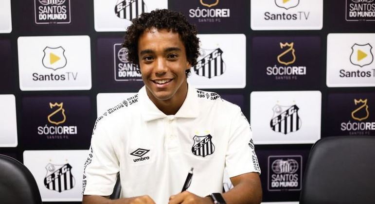Lucas Yan assina contrato com o Santos