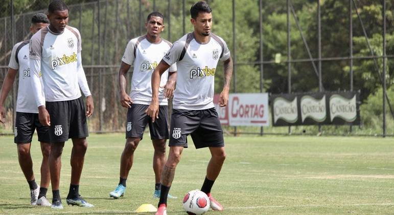 Atacante Lucca em treinamento da Ponte Preta