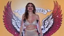 Luciana Gimenez curte Carnaval de muletas após acidente