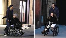 Luciana Gimenez é vista de cadeira de rodas deixando restaurante em Nova York com o namorado 