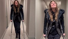 Com ajuda de muletas, Luciana Gimenez anda pela primeira vez após grave acidente de esqui