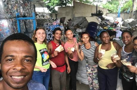 Luciana e a distribuição da ajuda aos catadores