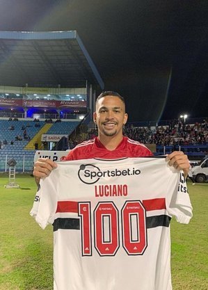 Luciano com a camisa em comemoração aos 100 jogos pelo São Paulo