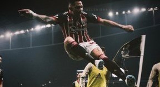 Luciano chuta a bandeira de escanteio, com o símbolo do Corinthians. Pura provocação