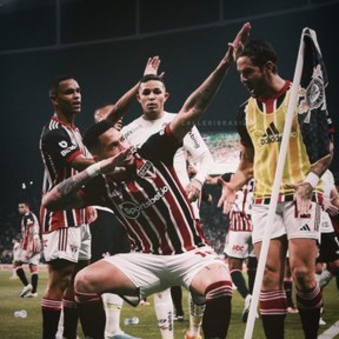 Luciano imitando Luís Fabiano, em frente à torcida corintiana. Mais provocação