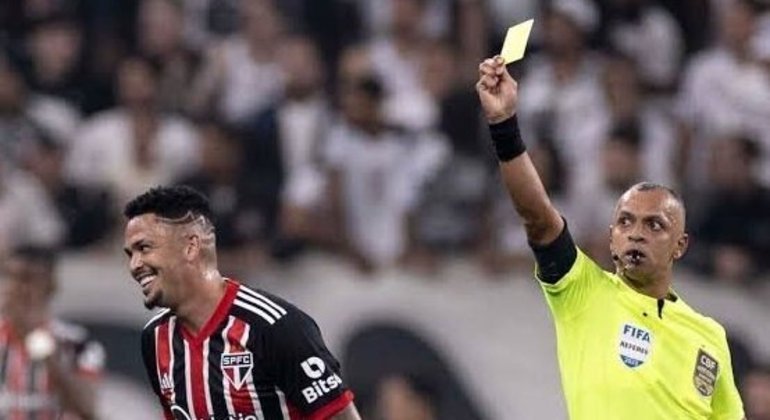 Luciano sorri depois de tomar o amarelo que o suspendeu do jogo decisivo contra o Corinthians
