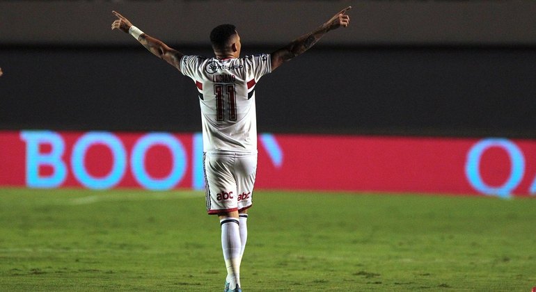 Luciano comemora gol contra o Atlético-GO