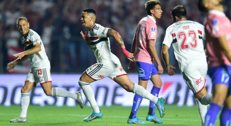 Luciano comemora mais um gol pelo São Paulo