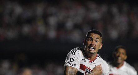 Luciano comemora gol pelo São Paulo