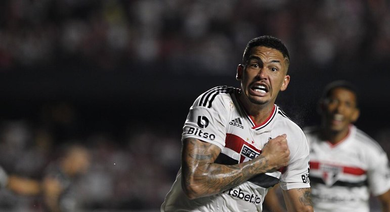 Luciano comemora gol pelo São Paulo no clássico Majestoso
