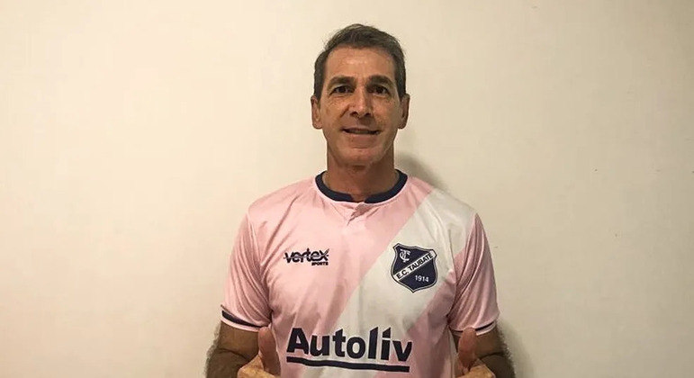 Luciano Dias com a camisa do Taubaté