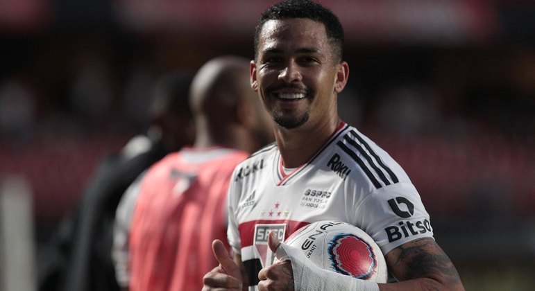 Atacante Luciano em partida do São Paulo